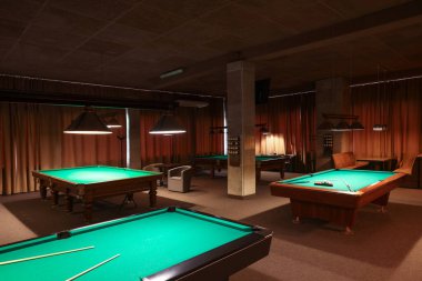 Kulüpte boş yeşil bilardo masaları. Havuz Oyunu