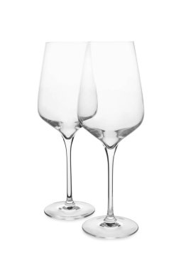 Beyaza izole edilmiş temiz boş şarap kadehleri.