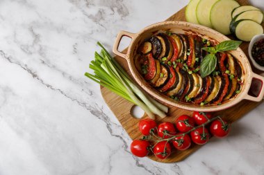 Lezzetli ratatouille ve beyaz mermer masa, üst manzara. Metin için boşluk