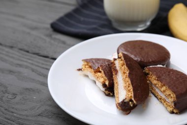 Gri ahşap masada tatlı çikolatalı turtalar, yakın plan.