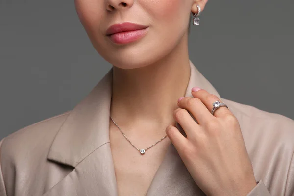 Koyu Gri Arka Planda Zarif Mücevherleri Olan Genç Bir Kadın — Stok fotoğraf