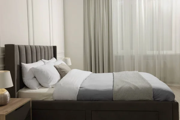 Comfortabel Bed Buurt Van Nachtkastje Met Lamp Thuis Interieur Ontwerp — Stockfoto