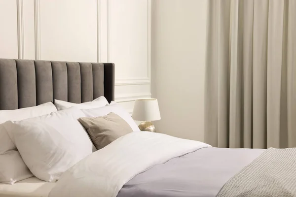 Yatak Odasında Rahat Bir Yatak Lamba Tasarım — Stok fotoğraf