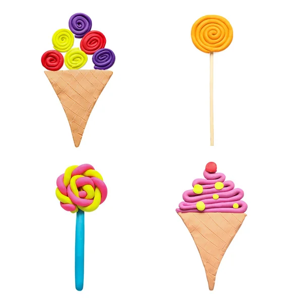 白い背景に異なるカラフルなプラスチック製のアイスクリームとロリポップをセットし トップビュー — ストック写真