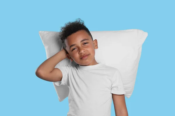 Junge Mit Kissen Auf Hellblauem Hintergrund Schlaflosigkeit — Stockfoto