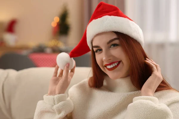 Evdeki Kanepede Noel Baba Şapkalı Güzel Bir Bayan Mesaj Için — Stok fotoğraf