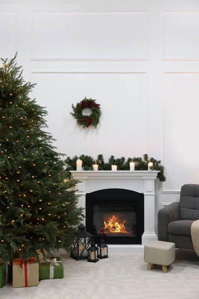 Hermoso Salón Interior Con Árbol Navidad Decorado —  Fotos de Stock