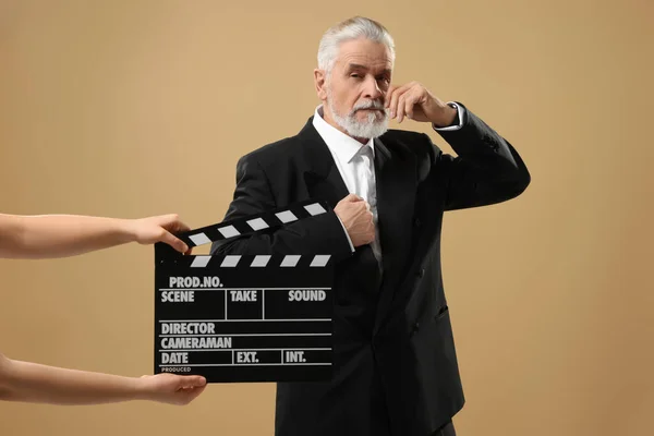 Senior Acteur Die Een Rol Speelt Terwijl Tweede Assistent Camera — Stockfoto