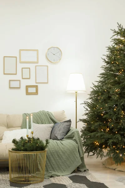 Hermoso Árbol Navidad Con Luces Doradas Sala Estar — Foto de Stock