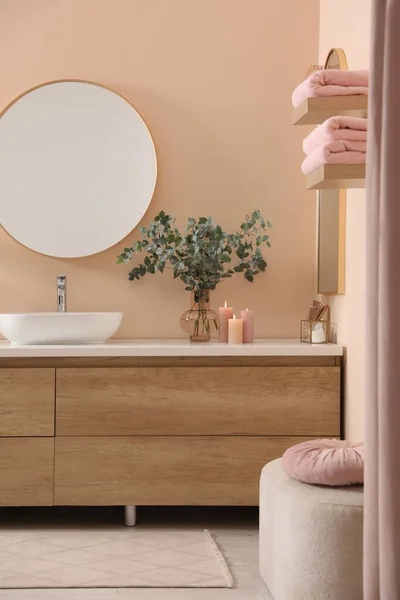 时尚的镜子 桉树枝条 器皿槽和浴室的虚荣 室内设计 — 图库照片