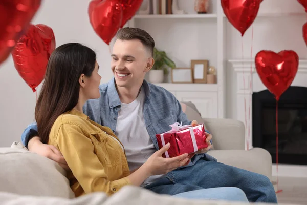 Happy Couple Celebrating Valentine Day Beloved Woman Gift Box Room — Fotografia de Stock