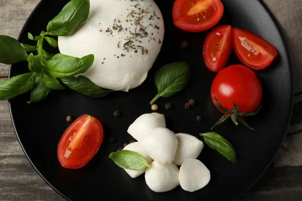 Delicioso Mussarela Com Tomates Folhas Manjericão Mesa Madeira Vista Superior — Fotografia de Stock