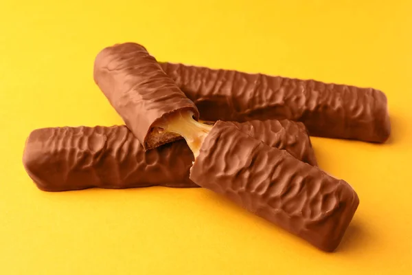 Söt Välsmakande Chokladkakor Med Karamell Gul Bakgrund — Stockfoto