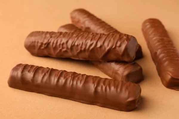 Söta Välsmakande Choklad Barer Beige Bakgrund Närbild — Stockfoto