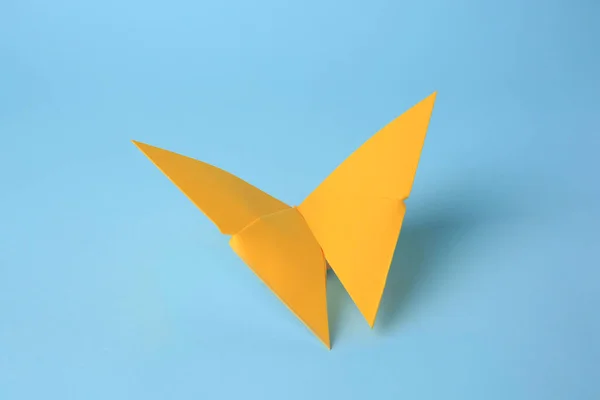 Arte Origami Mariposa Papel Amarillo Hecha Mano Sobre Fondo Azul — Foto de Stock