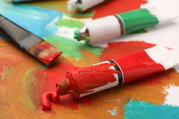 Tubos Tintas Óleo Coloridas Escova Sobre Tela Com Pintura Abstrata — Fotografia de Stock