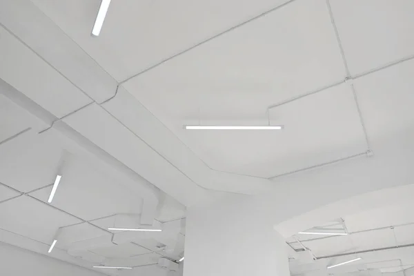 Weiße Decke Mit Moderner Beleuchtung Zimmer Niedriger Blickwinkel — Stockfoto