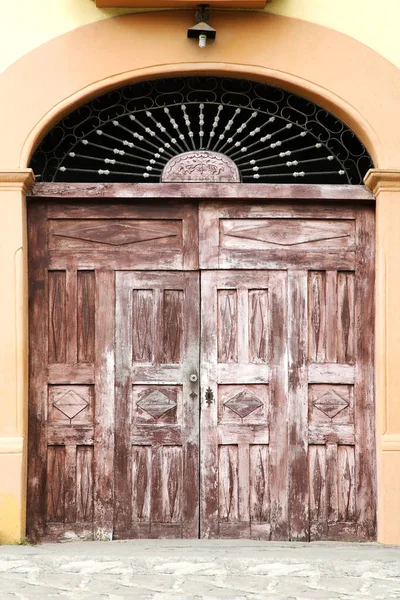 Exterior Edifício Com Portões Madeira Velhos — Fotografia de Stock