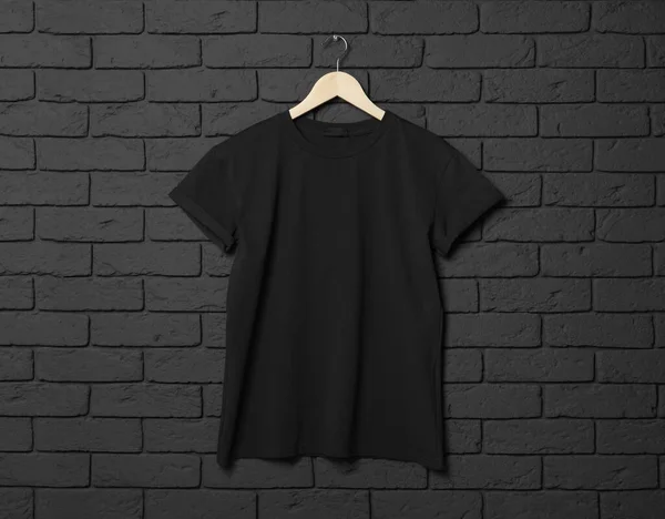 Percha Con Elegante Camiseta Pared Ladrillo Negro —  Fotos de Stock