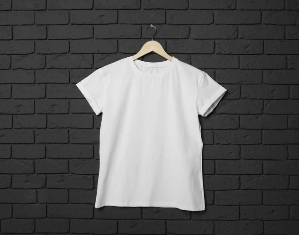 Hanger Met Stijlvol Wit Shirt Zwarte Bakstenen Muur — Stockfoto