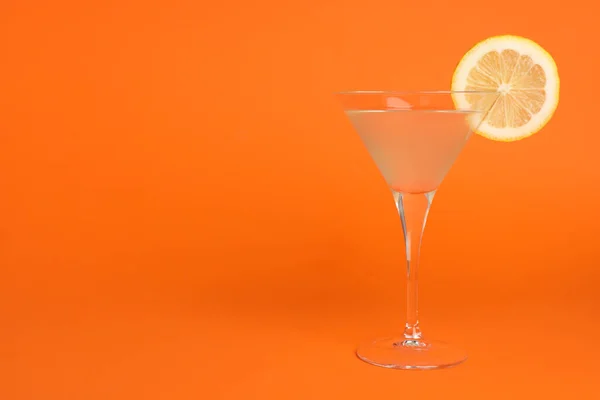 Martini Glas Mit Erfrischendem Cocktail Mit Zitronenscheibe Auf Orangefarbenem Hintergrund — Stockfoto