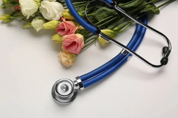 Stethoscope Virágok Fehér Háttérrel Boldog Orvosnapot — Stock Fotó