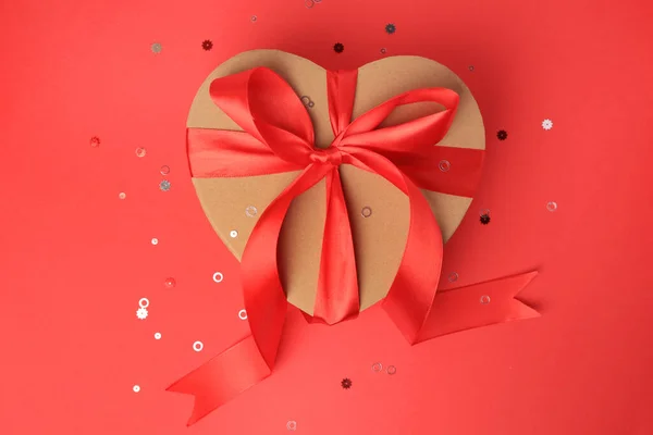 Belle Boîte Cadeau Forme Coeur Avec Arc Confettis Sur Fond — Photo