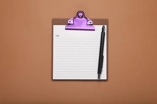 Klembord Met Notities Doen Voor Dagelijkse Planning Pen Bruine Achtergrond — Stockfoto