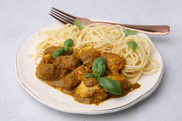 Leckeres Huhn Pasta Mit Currysoße Und Basilikum Auf Weißem Tisch — Stockfoto