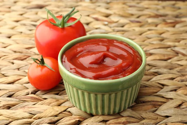 Schüssel Mit Leckerem Ketchup Und Tomaten Auf Weidenmatte Nahaufnahme — Stockfoto