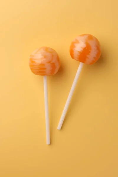 Lollipops Saborosos Fundo Laranja Flat Lay — Fotografia de Stock