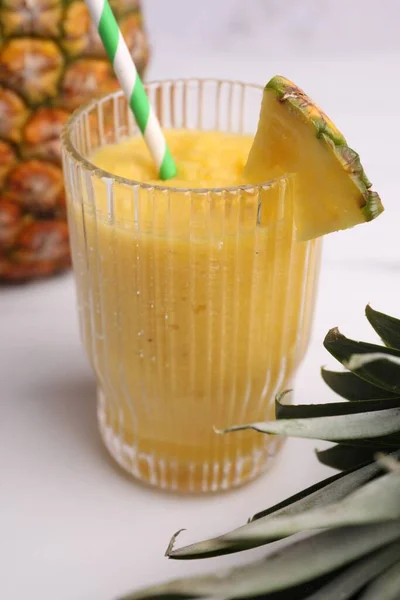 Chutný Ananasový Koktejl Bílém Stole Detailní Záběr — Stock fotografie