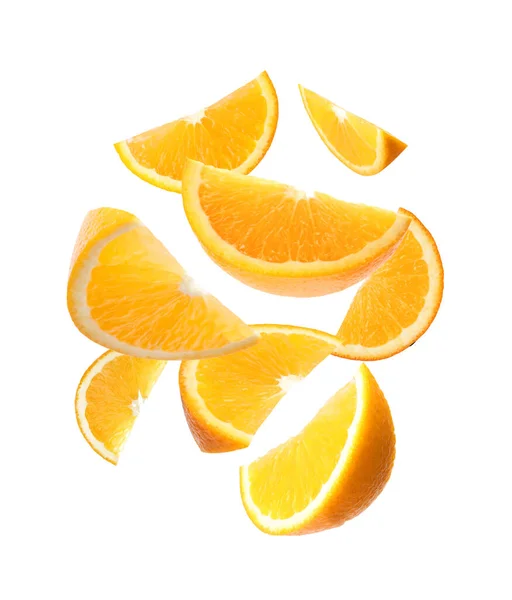 Soczyste Plastry Pomarańczy Latające Białym Tle — Zdjęcie stockowe