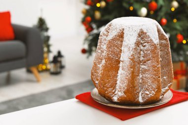 Geleneksel İtalyan pastası. Beyaz masadaki pudra şekerli leziz Pandoro pastası. Mesaj için yer var.