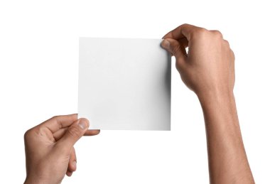 Beyaz arka planda kağıt tutan adam, yakın plan. Tasarım için model