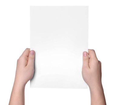 Beyaz arka planda elinde kağıt olan bir kadın, yakın plan. Tasarım için model