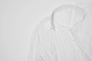 Beyaz arka planda buruşuk gömlek, üst manzara. Metin için boşluk