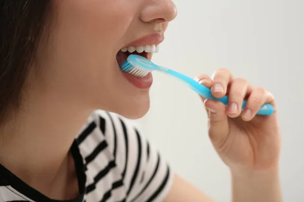 Kvinna Borsta Tänderna Med Plast Tandborste Vit Bakgrund Närbild — Stockfoto