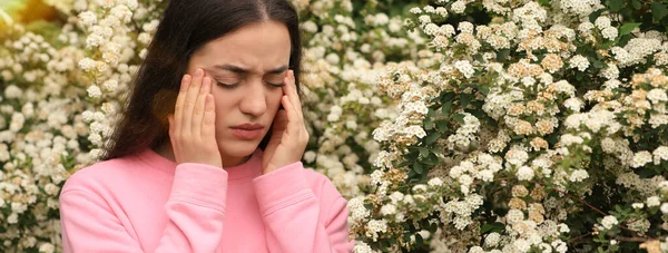 Mulher Que Sofre Alergia Pólen Sazonal Perto Árvore Florescente Dia — Fotografia de Stock