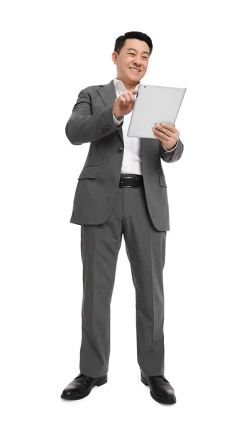 白い背景のタブレットを使用してスーツのビジネスマン 低角度ビュー — ストック写真