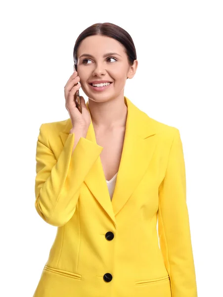 Hermosa Mujer Negocios Traje Amarillo Hablando Teléfono Inteligente Sobre Fondo — Foto de Stock
