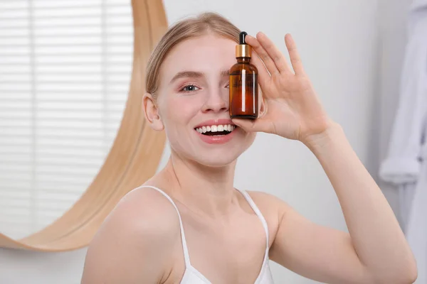 Mujer Joven Con Botella Aceite Esencial Baño —  Fotos de Stock