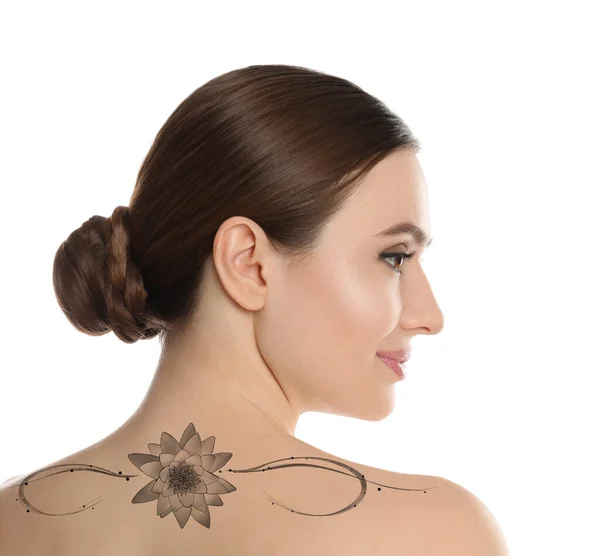 Χαμογελαστή Νεαρή Γυναίκα Όμορφο Τατουάζ Λουλούδι Λευκό Φόντο Πίσω Όψη — Φωτογραφία Αρχείου