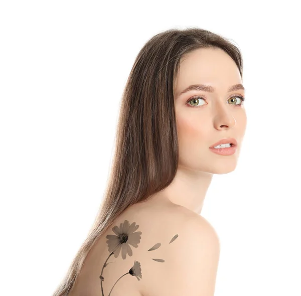 Giovane Donna Con Bel Tatuaggio Floreale Sfondo Bianco Vista Laterale — Foto Stock