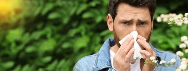 Hombre Que Sufre Alergia Polen Estacional Cerca Del Árbol Flor — Foto de Stock