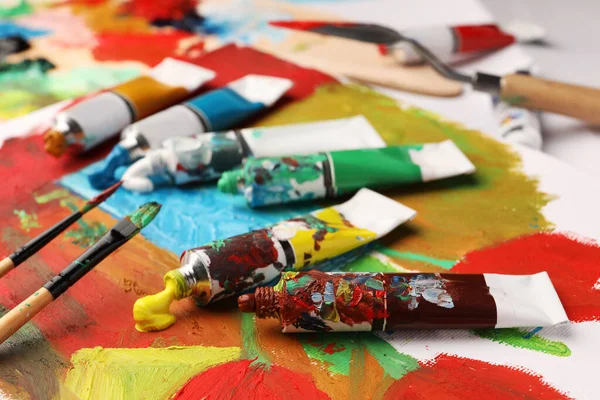 Buizen Van Kleurrijke Olieverf Penselen Doek Met Abstracte Schilderkunst Close — Stockfoto