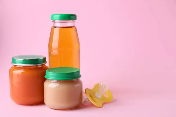 健康的な赤ちゃんの食べ物 ジュース ピンクの背景のペースメーカー テキストのためのスペース — ストック写真