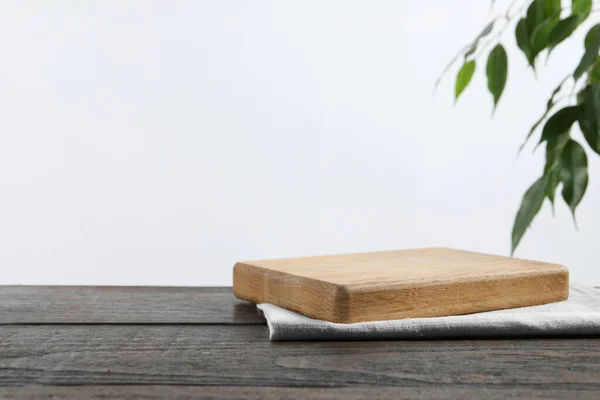 木製のテーブルの上に空のボードとタオル テキストのスペース — ストック写真