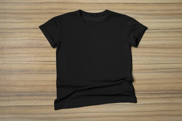 Stylowy Czarny Shirt Drewnianym Stole Widok Góry — Zdjęcie stockowe