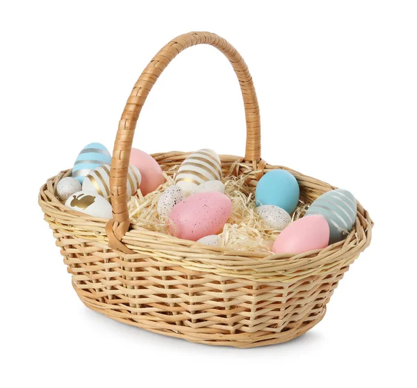 Kosz Wielkanocny Wieloma Malowanymi Jajkami Białym Tle — Zdjęcie stockowe